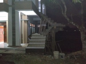 Pembangunan tangga untuk Gedung Santri Putri